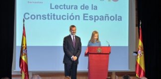 Leonor de Borbón y Ortiz, heredera de La Corona, leyendo la Constitución
